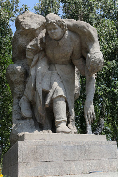 Скульптура на площади Героев
