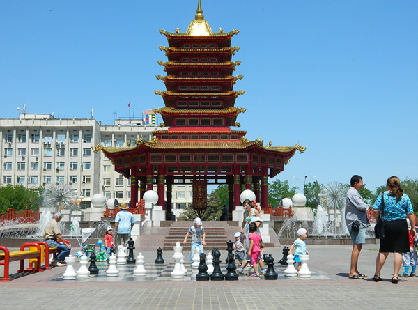 Пагода Семи дней на центральной площади Элисты